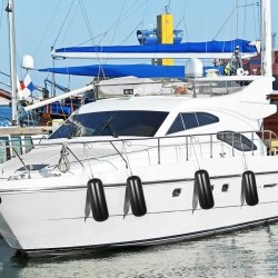 Vinyyliset rivatut veneen törmäyspuskurit 10 x 28 tuumaa 4 kpl keskireiällä musta