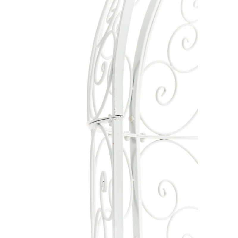 Romanttinen rautainen puolipaviljonki penkillä köynnöskasveille puutarhaan