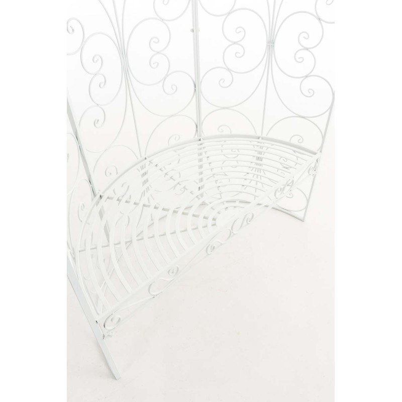 Romanttinen rautainen puolipaviljonki penkillä köynnöskasveille puutarhaan