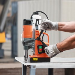 Magneettiporakone 1300 watin kannettava metallipinnoille 40 millimetrin poraushalkaisija 13000 newtonin pitovoima