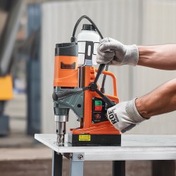 Magneettiporakone 1450W moottorilla 10-portainen nopeudensäätö 40 mm maksimiporaushalkaisija 2 ydinporanterää