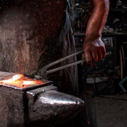 Sepänpihdit hiiliteräksestä 458 mm pitkät hevosenkengille sudenleuat A3 teräsniitit