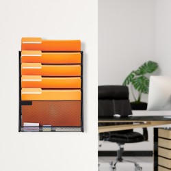 Metallinen seinälle kiinnitettävä verkkomallinen mapputeline kuudelle taskulle nimikelapuilla