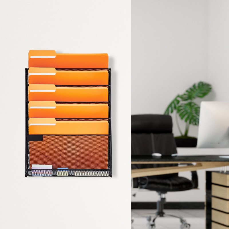 Metallinen seinälle kiinnitettävä verkkomallinen mapputeline kuudelle taskulle nimikelapuilla