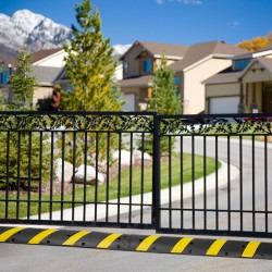 Kuminen hidastetöyssy kaksi kappaletta 183×30×4,5 cm kaksikanavainen heijastinraidoilla