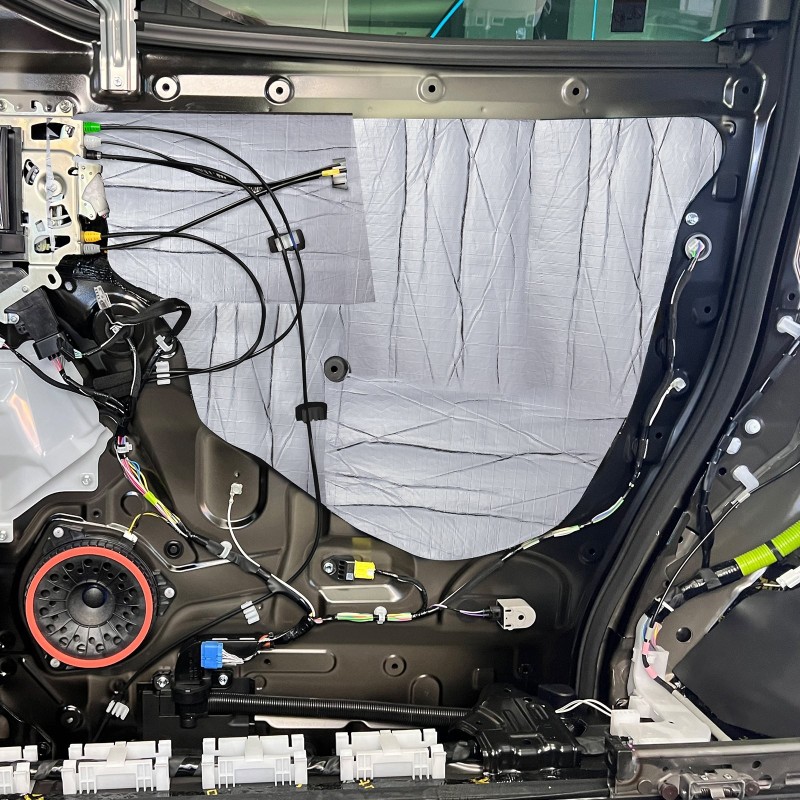 Auton äänieristysmatto 200 mil noin 3,3 m2 kaksikerroksinen itsekiinnittyvä alumiinikalvolla