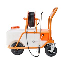 Pyörällinen 60 l polyeteeninen puutarharuisku säädettävä paine 8 suutinta 2 putkea