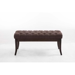 Tyylikäs chesterfield-penkki pehmustetulla istuimella ja puujaloilla