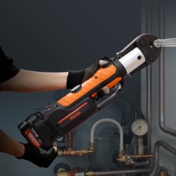 Akkukäyttöinen putkipuristin M15 M22 M28 leuoilla kahdella 18V 4.0Ah akulla