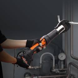 Akkukäyttöinen putkipuristin 18V kaksi 2Ah akkua kolmella puristusleualla