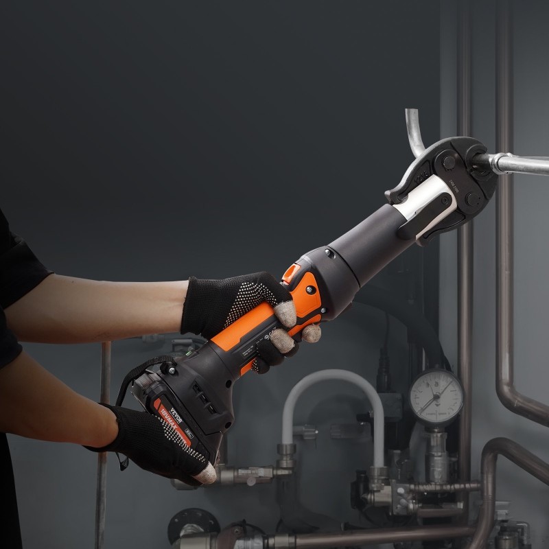 Akkukäyttöinen putkipuristin 18V kaksi 2Ah akkua kolmella puristusleualla