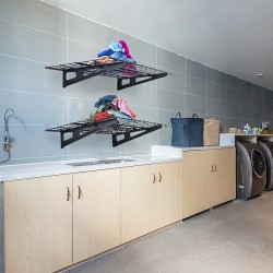 Seinäkiinnitettävä teräshylly kaksi tasoa 122 x 61 cm 113 kg jokaiselle tasolle