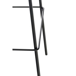 Moderni baarijakkara ergonomisella istuimella ja metallijalustalla