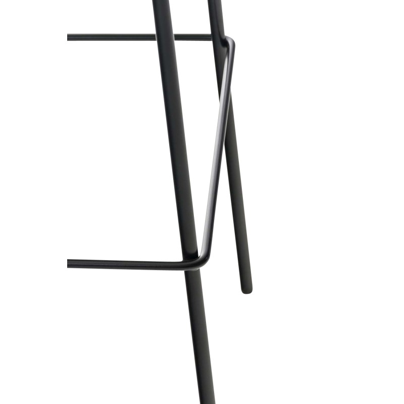 Moderni baarijakkara ergonomisella istuimella ja metallijalustalla