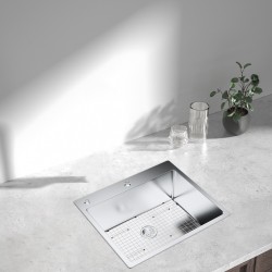 Altaan suojaritilä 304-ruostumatonta terästä 725x395 mm kumijaloilla keskellä oleva viemäriaukko R20 kulmasäteellä