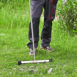Magneettinen lakaisija pyörillä 43 cm keräyspinta 4,5 kg vetokyky säädettävällä teleskooppivarrella