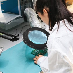 Suurennuslamppu lasilinssillä viisinkertainen 110 mm LED-valolla jalustalla ja puristimella