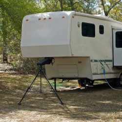 Kolmijalkatuki teräs 2,27 tonnin kantavuus säädettävä 35–57 tuumaa viidennen pyörän vaunuille