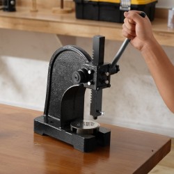 Käsikäyttöinen pöytätelinepuristin yksi tonni valurautarunko viidentoista senttimetrin maksimikorkeus säädettävä kahva