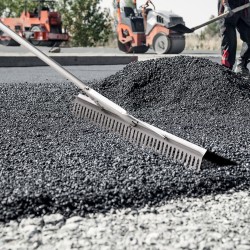 Maisemaharava alumiiniseoksesta 915 mm leveä haravapää 1915 mm varsi 37 piikkiä