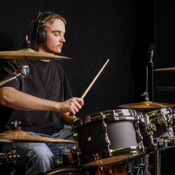 Äänieristävä peite polyesterikankaasta 243,8 x 203,2 cm kolmikerroksinen musta 9 purjerengasta