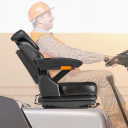 Trukkipenkki yleismallinen säädettävällä jousituksella selkänojalla käsinojilla korkeussäädettävällä niskatuella mikrokytkimellä