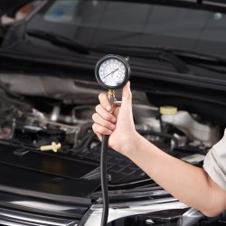 Puristuspaineen testaussetti bensiinimoottoreille kaksiasteikkoinen painemittari 0–300 psi 5 adapteria 25 tuuman letku