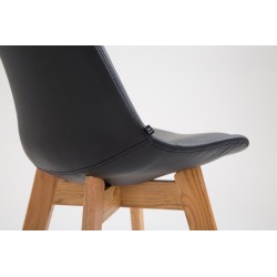 Tyylikäs baarijakkara tammijalustalla ja mukavalla istuimella