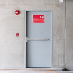 Työntöaisa-hätälukko hiiliteräksinen puu- ja metallioville 711–1041 mm ulkokahvalla 3 avaimella