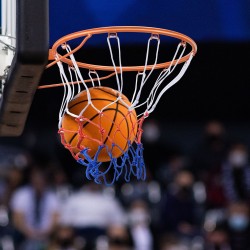 Koripallokori 18-tuumainen Q235-hiiliteräsrakenteinen sisä- ja ulkokäyttöön monikulmaisella kiinnityslevyllä verkolla