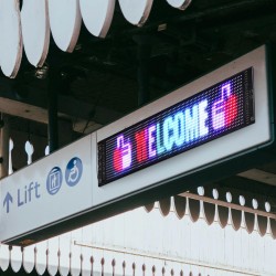 Ohjelmoitava täysvärinen P5 LED-tekstitaulu 38x10 cm muokattava teksti Bluetooth-sovellusohjaus