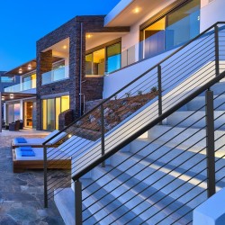 Kaapelikäsijohteen pylväs 42 tuumaa ruostumatonta terästä 30 asteen kulmarei'illä 12 reikää