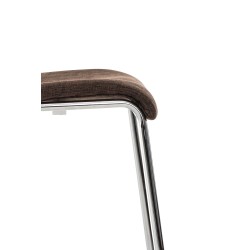 Moderni pinottava hover-baarituoli metallirungolla ja kangasverhoilulla