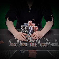 Pokerisetti 300 kpl 11,5 g pelimerkkejä alumiinisalkussa kortit mukana