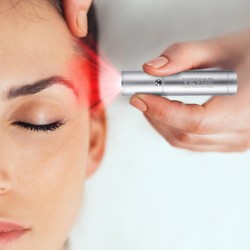 Kädessä pidettävä ladattava punavalolaite kasvoille ja keholle irrotettavalla kärjellä viidellä aallonpituudella