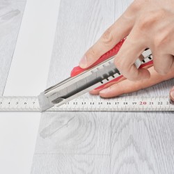 Itsekiinnittyvä vinyylilaatta vaaleanharmaa puunsyykuosi 9900x600 mm 1 5 mm 1 kpl