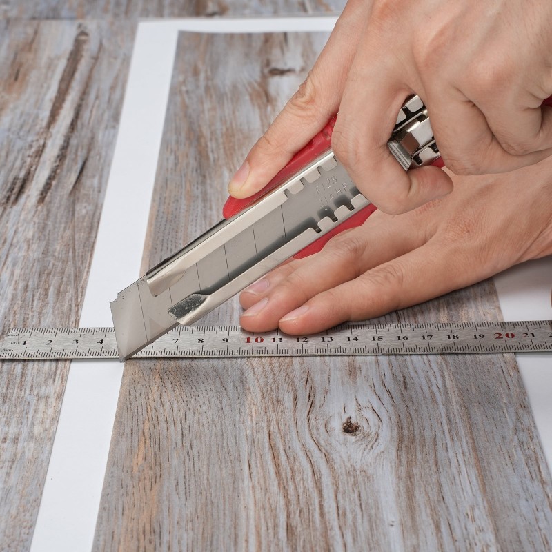 Itsekiinnittyvät vinyylilaatat 36 kpl 914 x 152 mm 0,62 mm puujäljitelmä keittiöihin