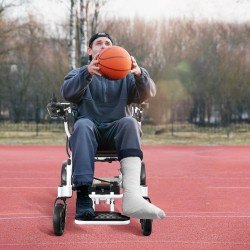 Taitettava alumiinirunkoinen sähköpyörätuoli kantavuus 136 kg toimintasäde 20 km