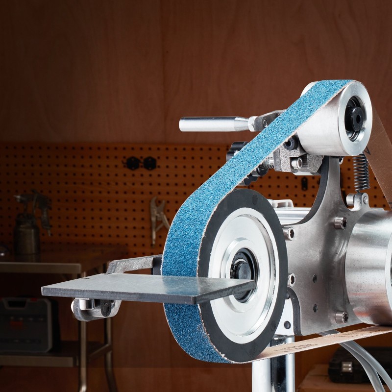 Hiomanauhakone 550 watin portaattomalla taajuusmuuttajalla mukana kolme nauhaa pyörö ja tasohiontaan