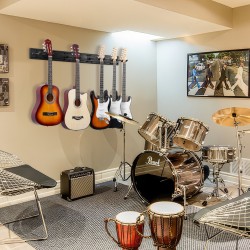 Seinäkiinnitteinen kitarateline viidelle kitaralle alumiinipaneelit vaahtomuovipehmuste akustisille sähkökitaroille ja bassolle