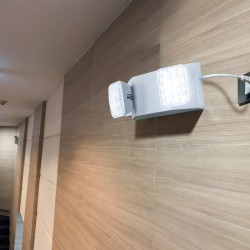 Hätävalaisinsarja 12 kpl kolmen watin kaksi säädettävää LED-päätä 180 minuutin akku liekinestomuovi