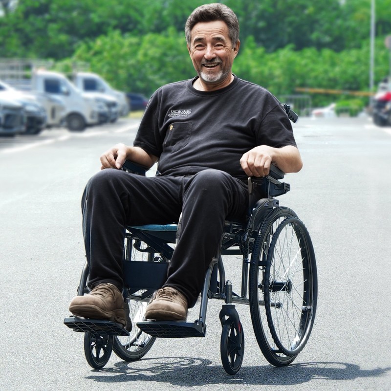 Pyörätuoli alumiiniseos kokoontaitettava 18-tuumainen istuin 113,4 kg kantavuus kääntyvät pöytäkäsinojat 3-asentoiset jalkatuet