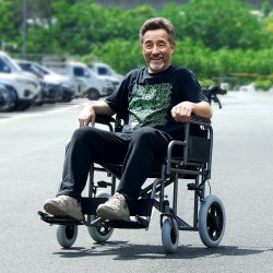 Taittuva hiiliteräksinen siirtymispyörätuoli musta aikuisille noin 61 cm istuinleveys 136 kg kantavuus