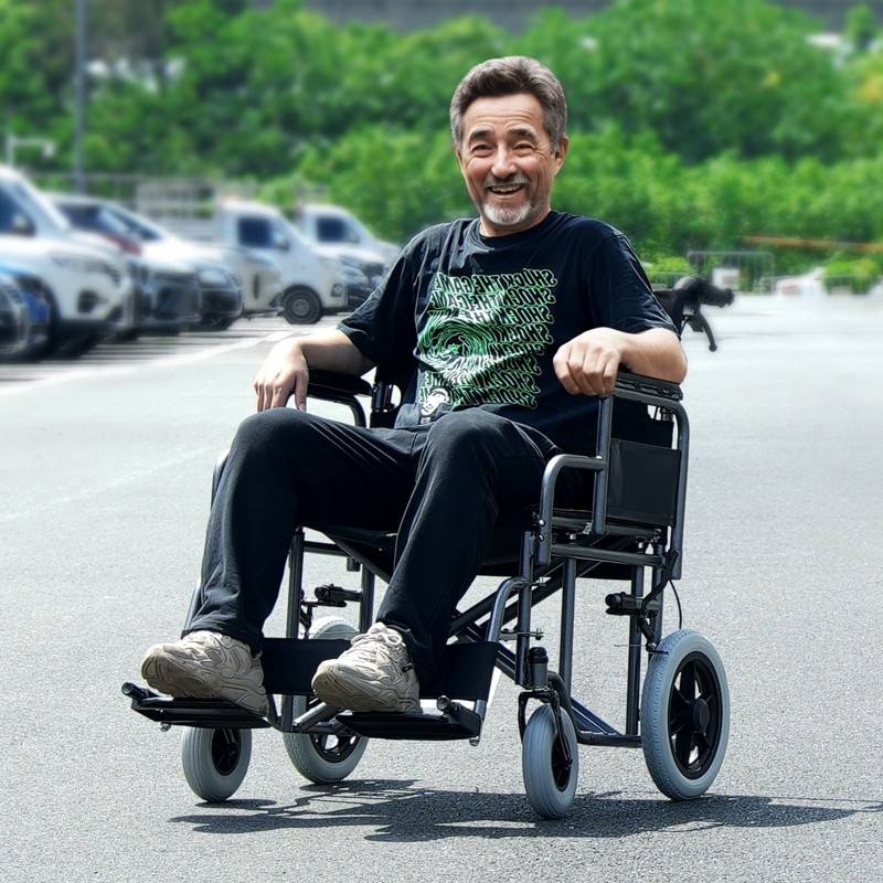 Taittuva hiiliteräksinen siirtymispyörätuoli musta aikuisille noin 61 cm istuinleveys 136 kg kantavuus