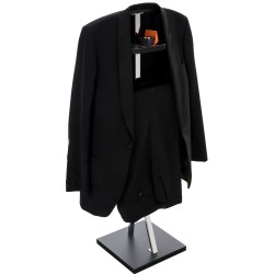 Tyylikäs vaatepalvelija metallista ja puusta monipuoliseen säilytykseen