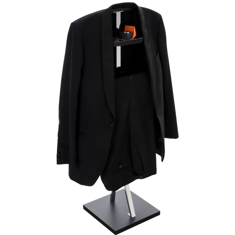 Tyylikäs vaatepalvelija metallista ja puusta monipuoliseen säilytykseen