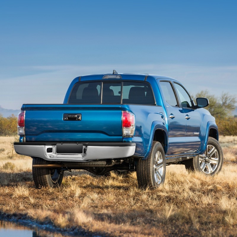 Takapuskuri kromattua terästä yhteensopiva Toyota Tacoma 1995–2004 askelolla ja rekisterivaloilla ilman anturinreikiä