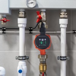 Lämminvesikiertopumppu valurautarunko 220V 67 l/min 8 m 38 mm kierteinen liitäntä