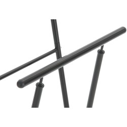 Tyylikäs metallinen vaateripustin kenkähyllyllä ja kahdella tangolla