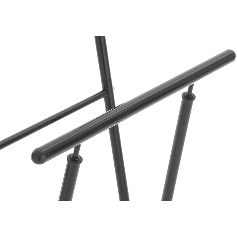 Tyylikäs metallinen vaateripustin kenkähyllyllä ja kahdella tangolla